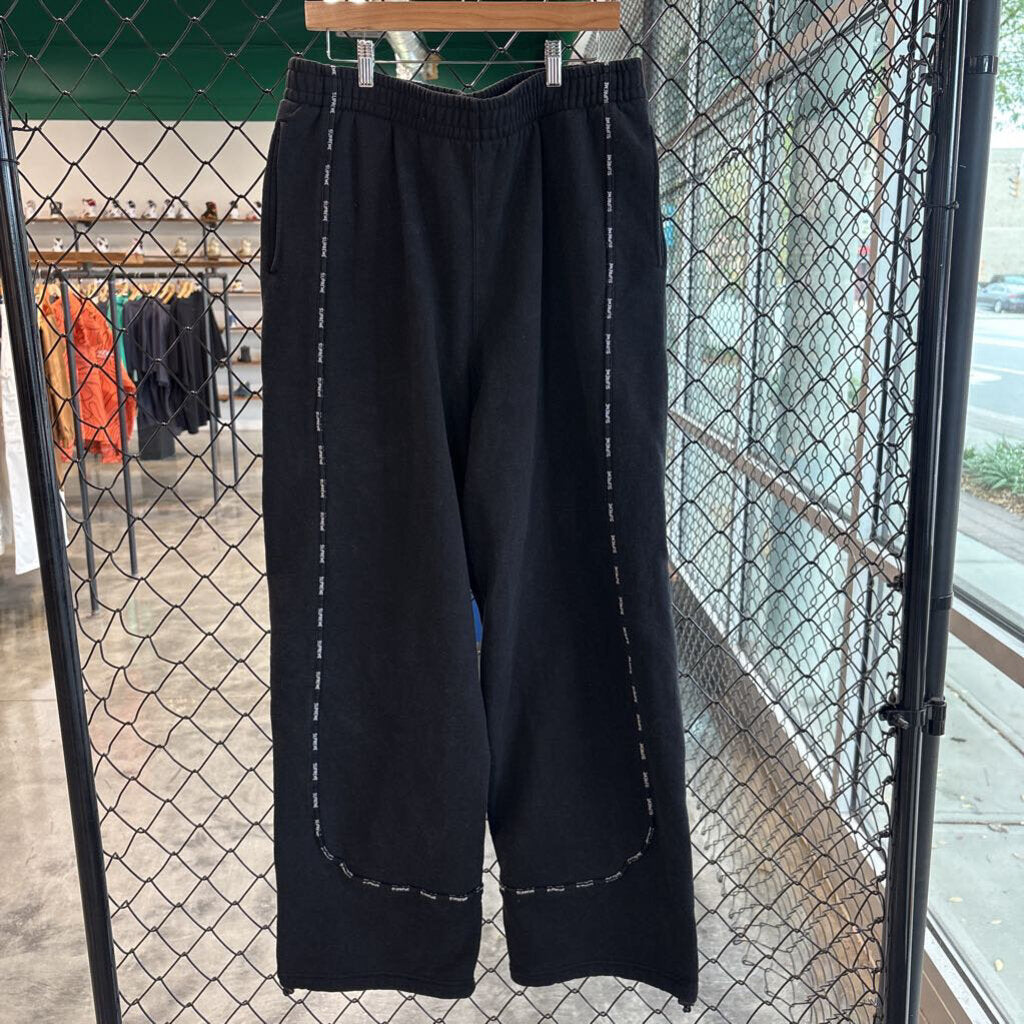 SUPREME SWEATPANTS // XL