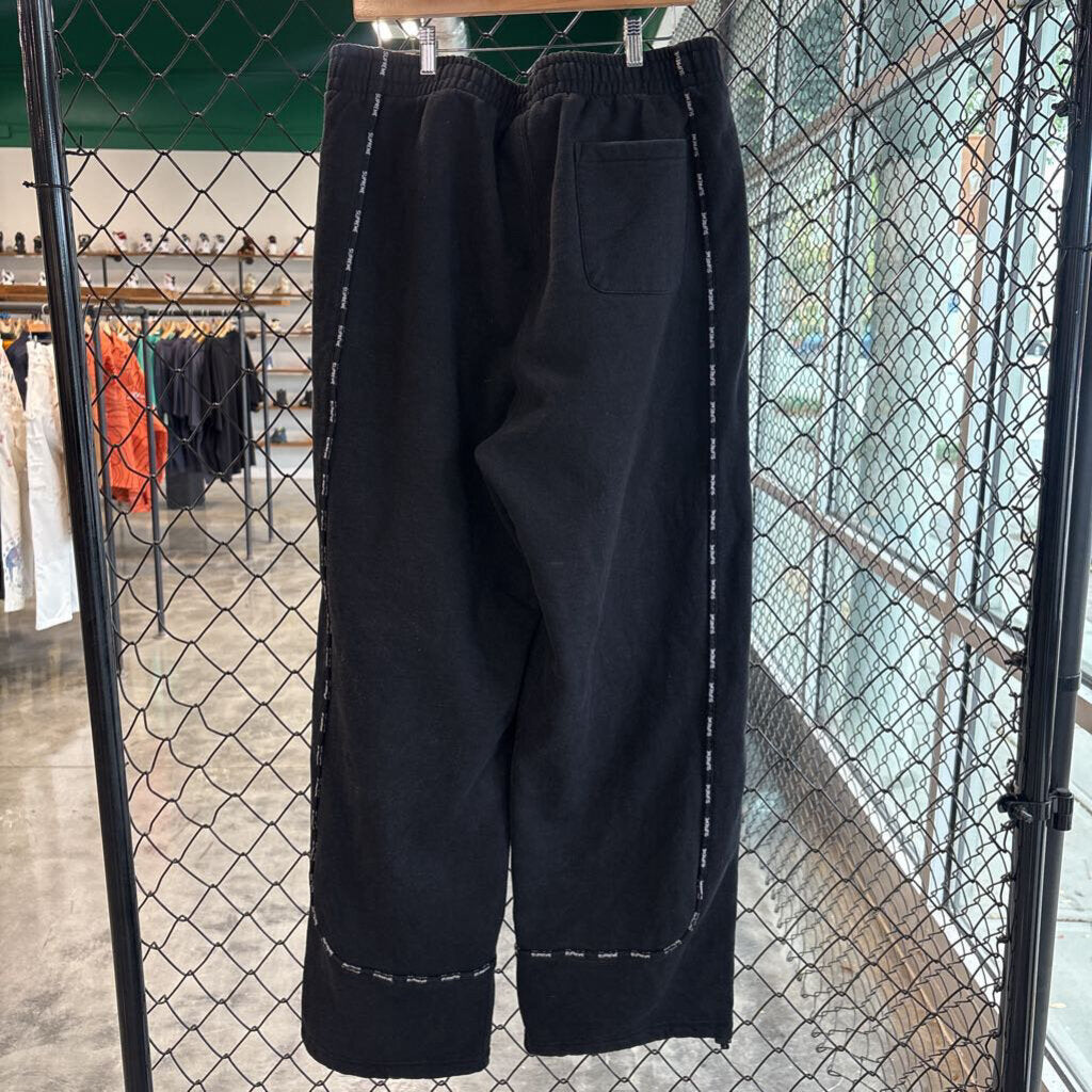 SUPREME SWEATPANTS // XL